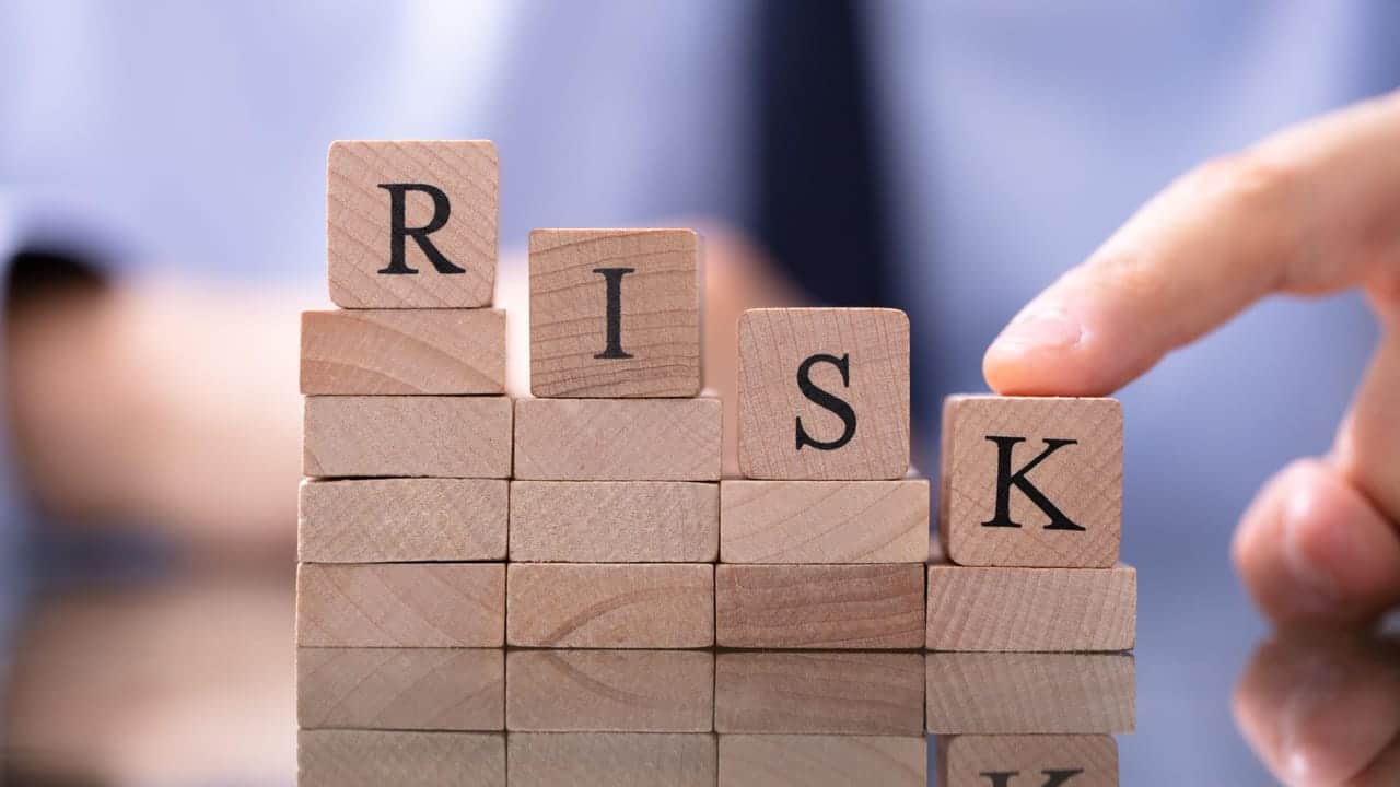 Checkbox Assessments Aren't Fit to Measure Risk 1 Risk1800 Andriy Popov Alamy WUJtNe