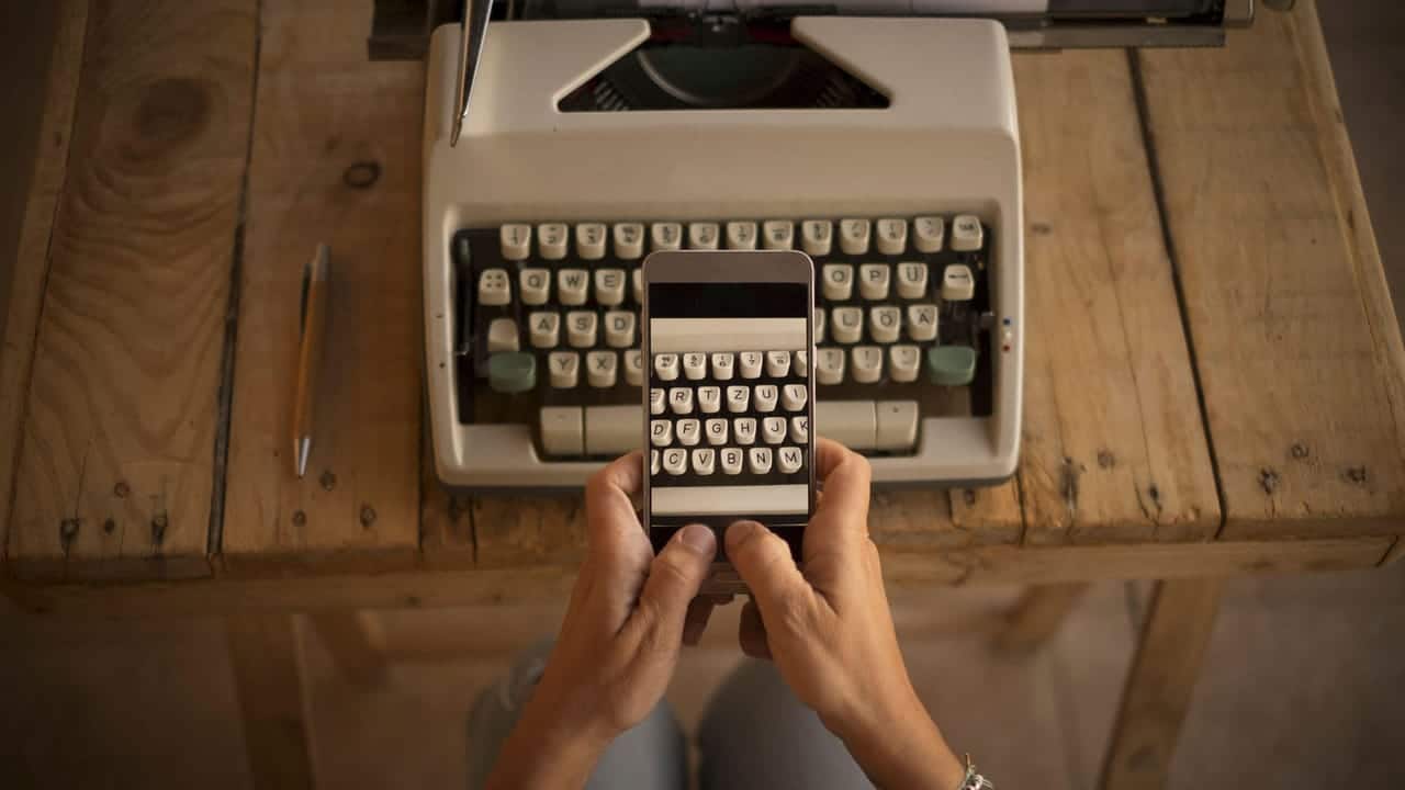 Cyber Pioneers Ponder Past as Prologue 2 typewriter and mobile phone mauritius images GmbH Alamy o0HYKn