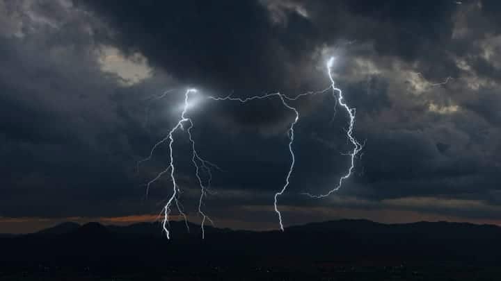 cloud lightning Athapet Piruksa shutterstock